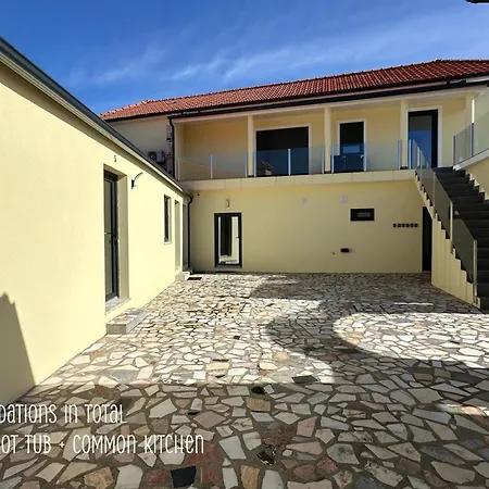 Arada - 4 In 1 Private Property, Free Parking And Hot Tub Holiday home *